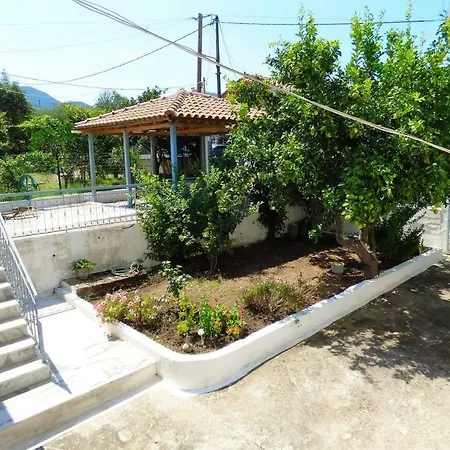 Venetia's Seaside Garden Микра Мандиния