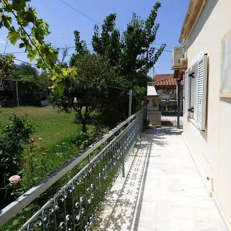 Апартаменты Venetia's Seaside Garden Микра Мандиния